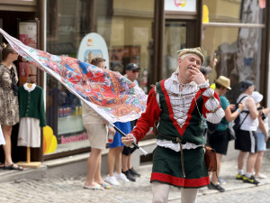 Historické kostýmy, šerm a tropické vedro. Krumlov prožil víkend ve znamení pětilisté růže
