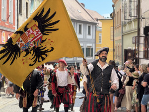 Historické kostýmy, šerm a tropické vedro. Krumlov prožil víkend ve znamení pětilisté růže