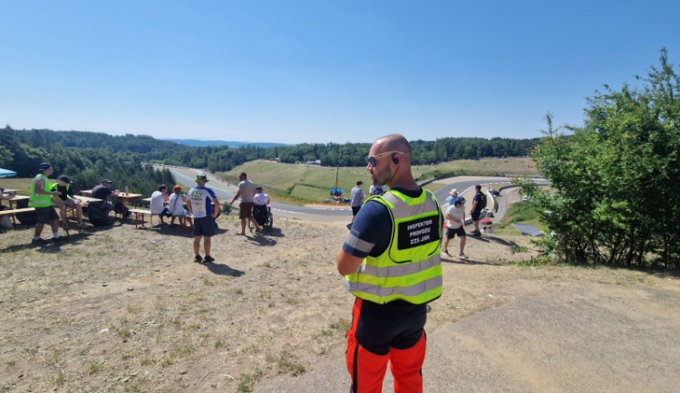 Zdravotníci měli na okruhu plné ruce práce. Nejčastěji ošetřovali kolapsy z vedra