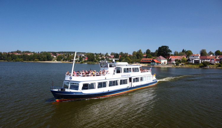 Na Lipno trochu jinak. Lodní výlet nabídne výhledy, zážitky i chvíli klidu