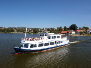 Na Lipno trochu jinak. Lodní výlet nabídne výhledy, zážitky i chvíli klidu.