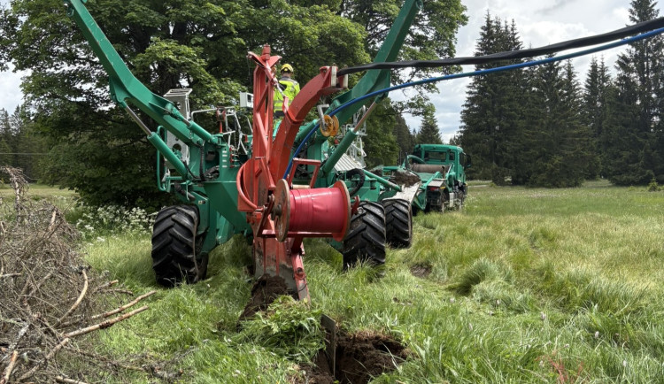 EG.D poprvé na jihu Čech ukládá kabely do země novou technologií