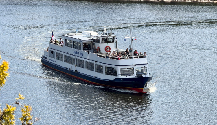 Na Lipno trochu jinak. Lodní výlet nabídne výhledy, zážitky i chvíli klidu