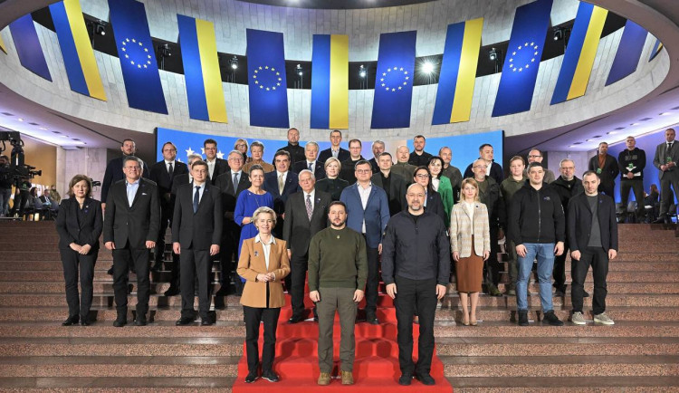 Ukrajina nemá čekat na NATO. Eurokomisař ji chce v obraně Evropy