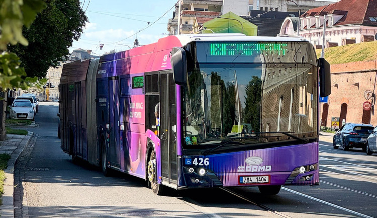 Nedá se tu dýchat. Lidé lamentují nad vedrem v MHD, vozů s klimatizací je v Olomouci zlomek