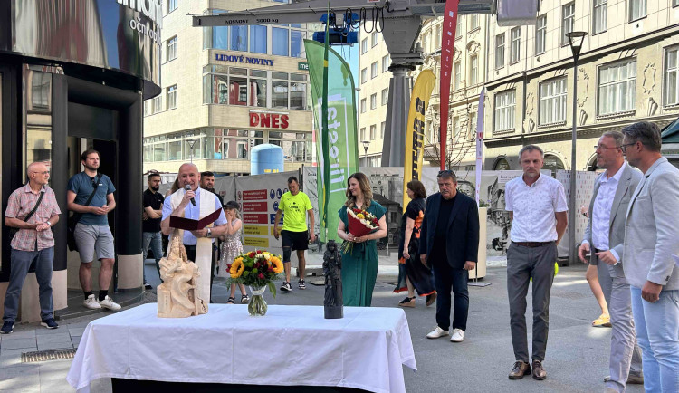 Pracovníci můžou sestoupit do podzemí. Farář posvětil sošky Barborek