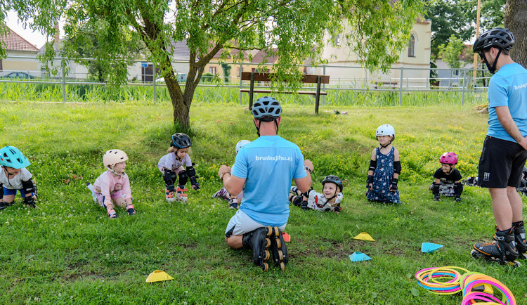 Jak správně brzdit na inline bruslích a nebát se rychlosti