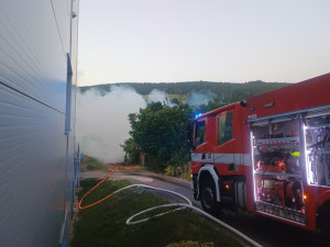 V Prachaticích hořela truhlárna a sklad dřeva, jeden hasič zkolaboval
