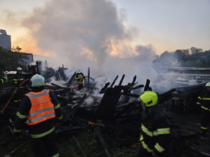 V Prachaticích hořela truhlárna a sklad dřeva, jeden hasič zkolaboval