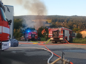 V Prachaticích hořela truhlárna a sklad dřeva, jeden hasič zkolaboval
