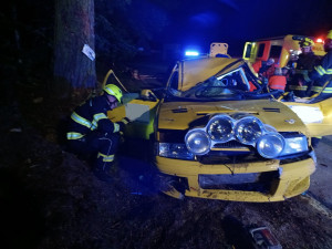 Nehoda na rallye skončila vážným zraněním řidiče, do akce vzlétl vrtulník