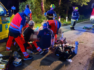 Nehoda na rallye skončila vážným zraněním řidiče, do akce vzlétl vrtulník