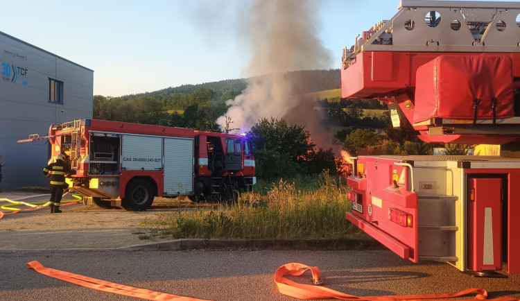 V Prachaticích hořela truhlárna a sklad dřeva, jeden hasič zkolaboval.