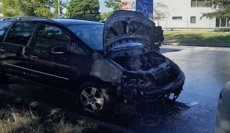 Auto ve Strakonicích za jízdy začalo doutnat a následně vybuchlo.