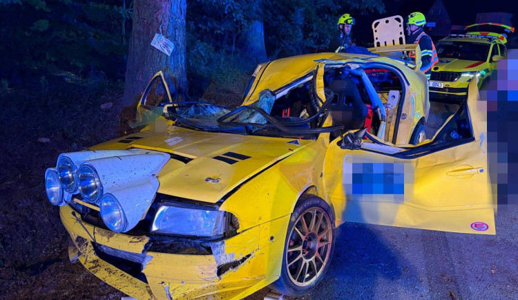 Nehoda během na rallye skončila vážným zraněním řidiče, do akce vzlétl vrtulník