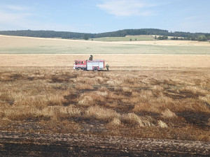 Požár pole na Strakonicku zaměstnal několik jednotek hasičů