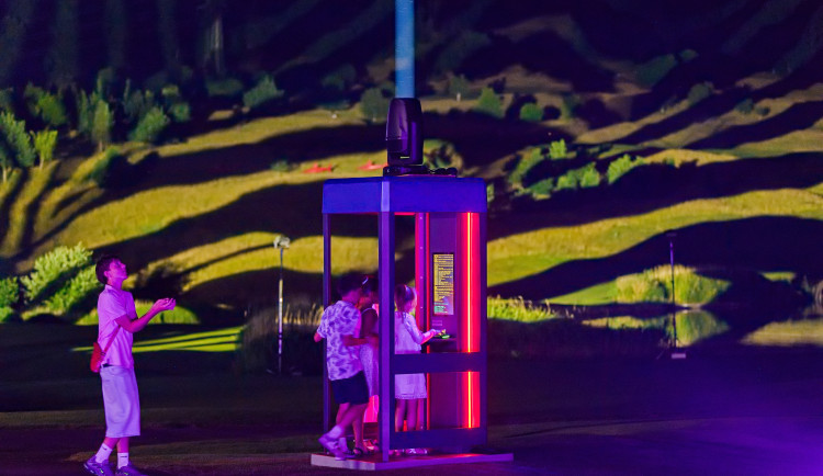 FOTO: Vzkazy pomocí Morseovky a světelná show. Brňané vysílali přání ke hvězdám