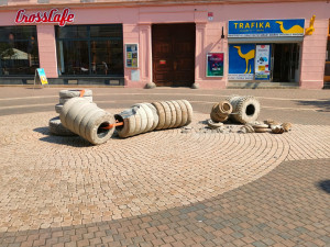Nepozorný řidič nacouval do uměleckého díla v Budějcích, škoda je tři sta tisíc