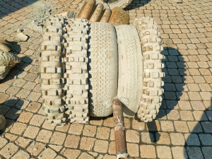 Nepozorný řidič nacouval do uměleckého díla v Budějcích, škoda je tři sta tisíc