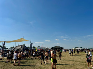 Hasiči, bazénky a chill zóny. Festival Mighty Sounds bojoval s úmorným vedrem