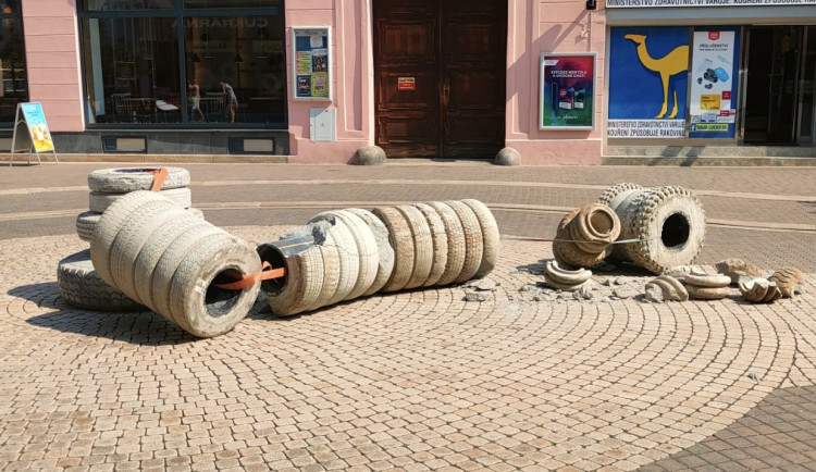 Nepozorný řidič nacouval do uměleckého díla v Budějcích, škoda je tři sta tisíc