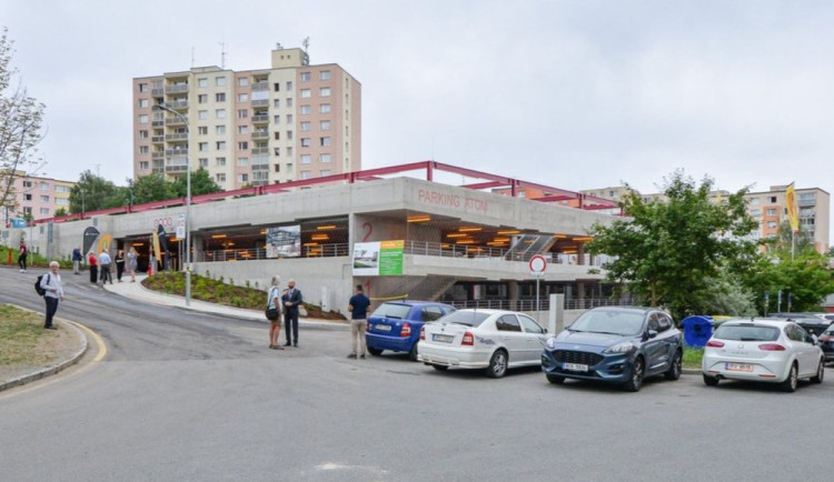 Nový parkovací dům Atom je hotový, celkem nabízí 173 parkovacích míst
