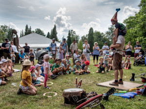 Borůvkobraní slaví 20 let. Borovany zaplaví borůvkové dobroty i hudba