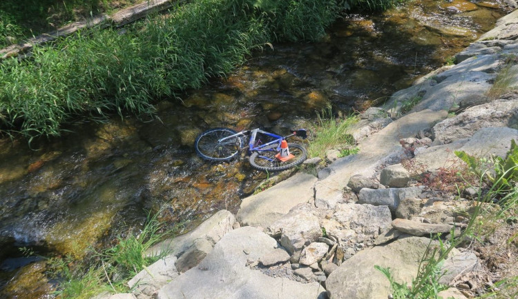 Hlavou se udeřil o kameny v řece. Cyklista se dvěma promile sjel v Oskavě ze silnice