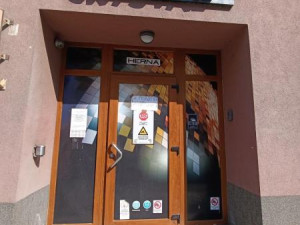Švábi na baru i v lednici. Inspektoři zavřeli zamořený bar v Milevsku