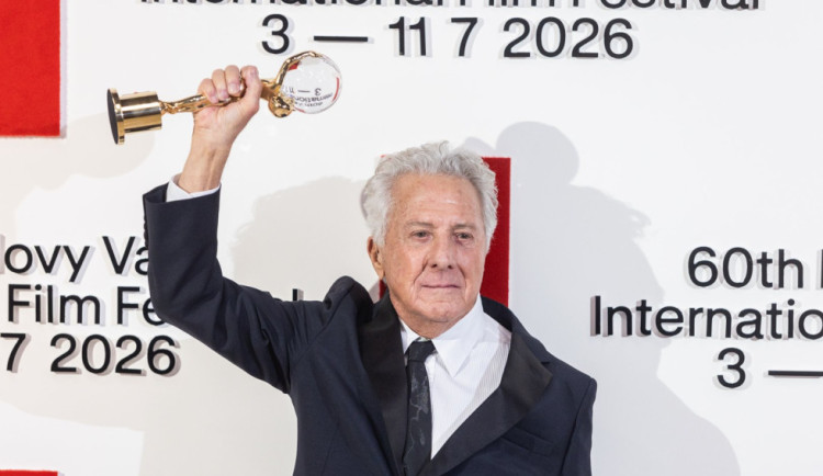Dustin Hoffman na festivalu v Karlových Varech převzal Křišťálový glóbus
