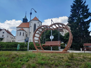 Nový fotopoint i místo k posezení. Nábřeží v Jindřichově Hradci doplnily LOVEčky