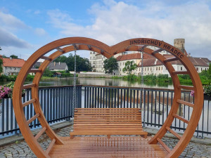 Nový fotopoint i místo k posezení. Nábřeží v Jindřichově Hradci doplnily LOVEčky