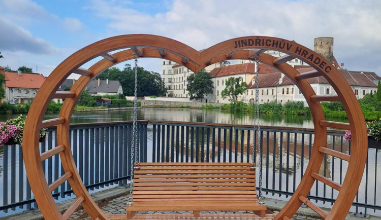 Nový fotopoint i místo k posezení. Nábřeží v Jindřichově Hradci doplnily LOVEčky.