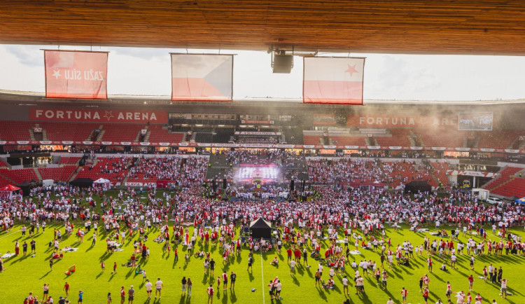 Slavia začne prodávat permanentky na tribunu sever, obvinění fanoušci mají doživotní zákaz