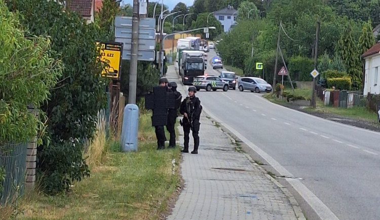 Policie ve Strakonicích pátrá po ženě se střelnou zbraní, mířila na svého souseda