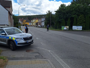 Policie ve Strakonicích pátrá po ženě se střelnou zbraní, mířila na svého souseda