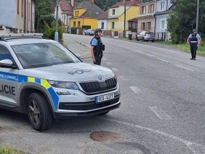 Policie ve Strakonicích pátrá po ženě se střelnou zbraní, mířila na svého souseda