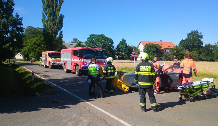 U Svatkovic havarovalo auto. Zraněného seniora vyprošťovali hasiči
