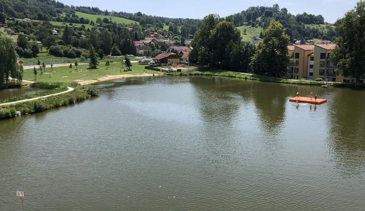 Hygienici varovali před parazity v rybníku. Krumlov nereagoval, zprávu měl ve spamu