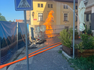 Plameny šlehají pět metrů do výšky. Hasiči zasahují u požáru plynu v Budějcích
