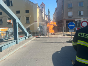 Plameny šlehají pět metrů do výšky. Hasiči zasahují u požáru plynu v Budějcích