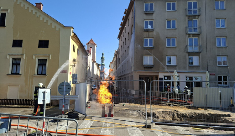 Plameny šlehají pět metrů do výšky. Hasiči zasahují u požáru plynu v Budějcích