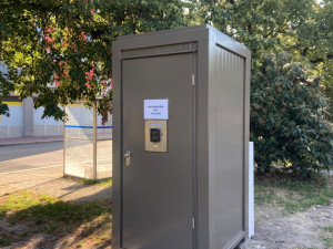 U dětských hřišť v Budějcích přibyly nové toalety. Použít je můžete za 10 korun