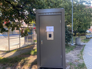 U dětských hřišť v Budějcích přibyly nové toalety. Použít je můžete za 10 korun