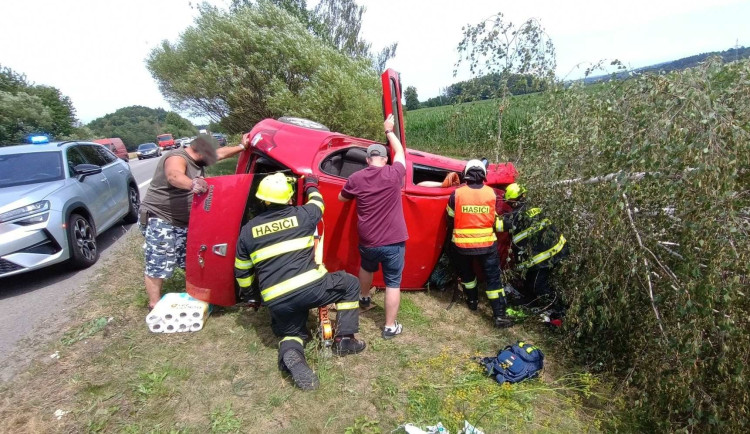 Auto u Vodňan narazilo do stromu. Zraněnou ženu museli vyprostit hasiči