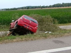 Auto u Vodňan narazilo do stromu. Zraněnou ženu museli vyprostit hasiči