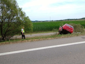 Auto u Vodňan narazilo do stromu. Zraněnou ženu museli vyprostit hasiči