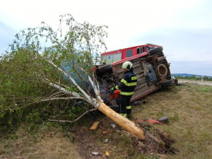 Auto u Vodňan narazilo do stromu. Zraněnou ženu museli vyprostit hasiči