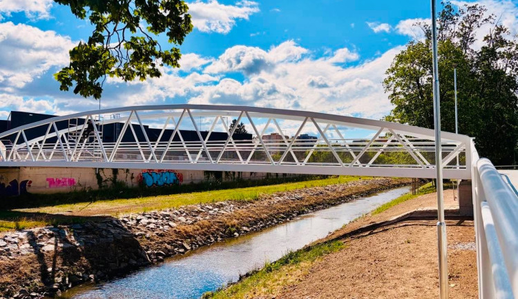 Na Sportovní ostrov bezpečněji. Blansko otevřelo novou lávku pro chodce a cyklisty