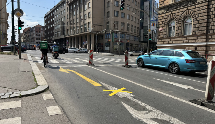 Řidič nemocničního auta, které se střetlo s Turkovým autem, je v pracovní neschopnosti